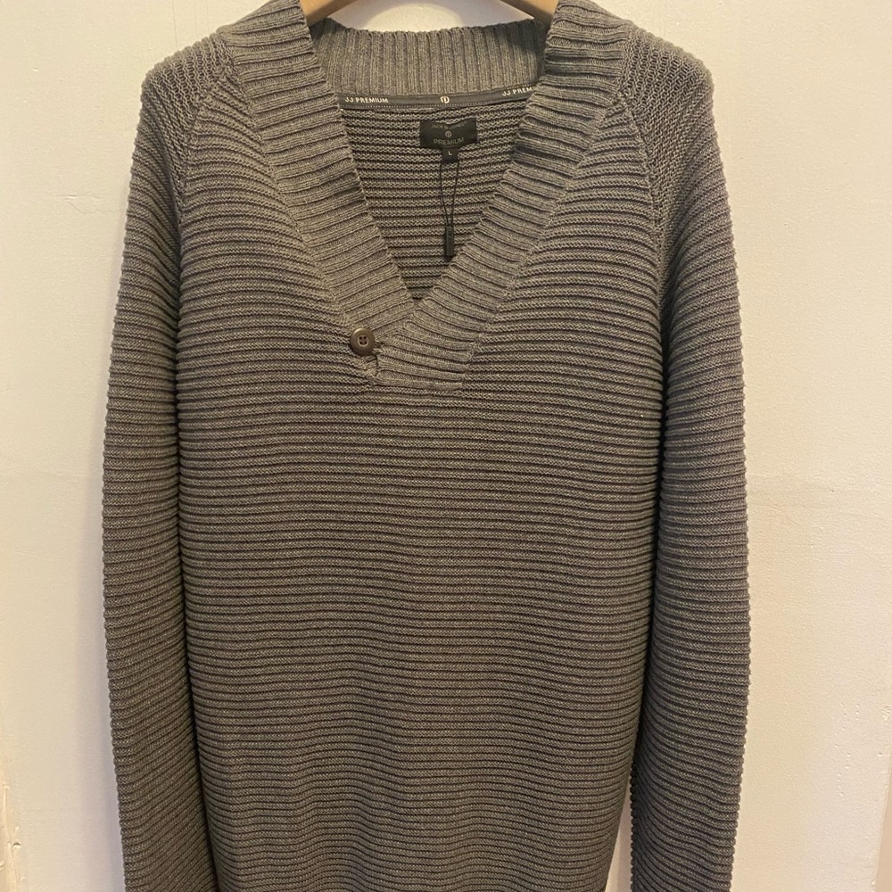 Jack & Jones (UK) men’s grey knit sweater.